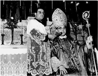 a sinistra, padre Sanfilippo - un momento dell'ordinazione di padre Paolo e padre Peppe nella Chiesa Madre di Librizzi: l'arcivescovo di Messina.