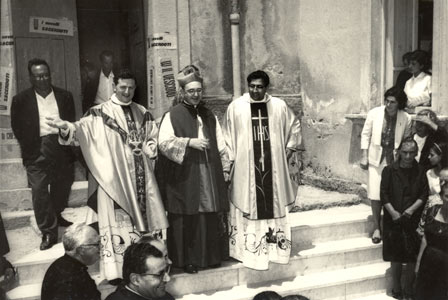 padre Paolo e padre Peppe con l'arcivescovo di Messina che li ha appena ordinati sacerdoti. Sul sagrato della Chiesa Madre.