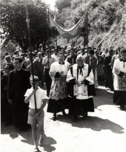 ordinazione, l'accoglienza a mons. vescovo - in processione dall'ingresso del paese verso la chiesa madre