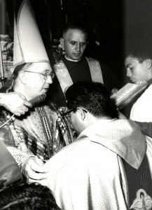 un momento della cerimonia dell'ordinazione di padre paolo e di padre peppe