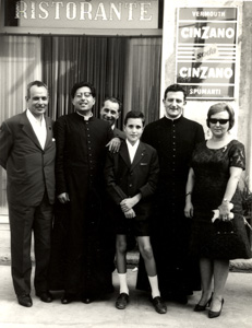 Padre Paolo e Padre Peppe con i loro parenti davanti al ristorante Joli di Patti