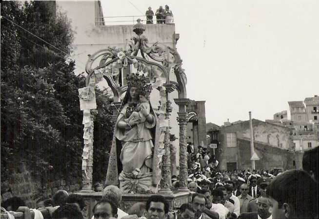 la processione della Madonna della Catena, subito dopo l'abitazione del dr. Arnaldo Buttà, nei prressi del noce del miracolo