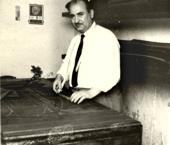 Nino Arlotta, sindaco di Librizzi tra il 1947 e 1949. Era sarto e aveva il suo laboratorio in Piazza Catena. Poi emigrò prima a Messina e poi negli USA.