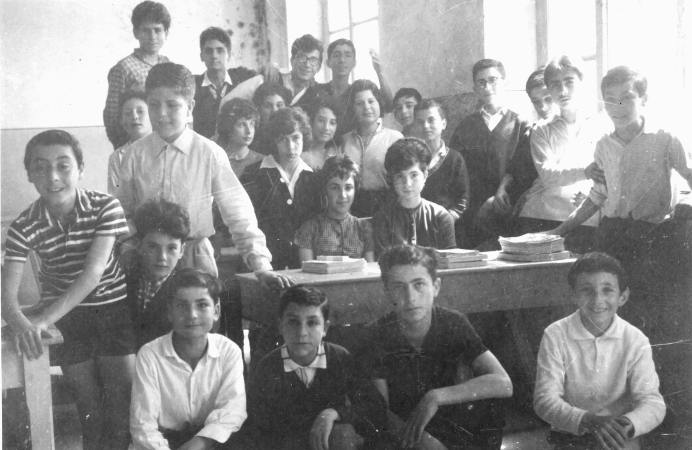 la classe seconda della scuola media di librizzi, anno 1963