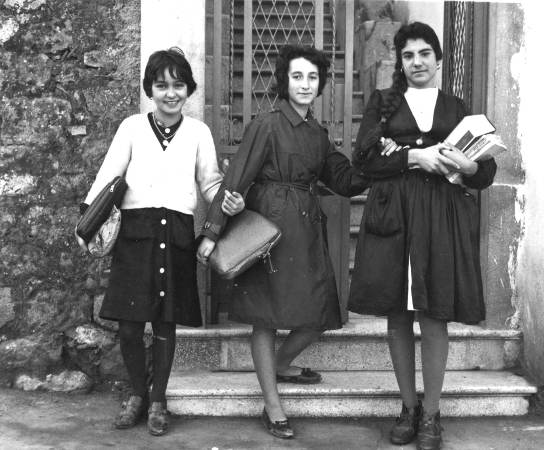 alcune studentesse della scuola media di librizzi - gennaio 1962, davanti l'ambulatorio del dr. arnaldo buttà - da sinistra: nina salemi, maria campochiaro, giuseppina giovenco