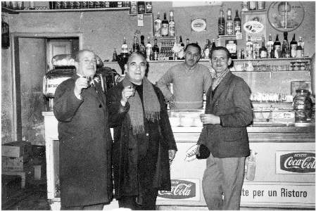 Peppino Bonannella con clienti al bar Le Lucciole
